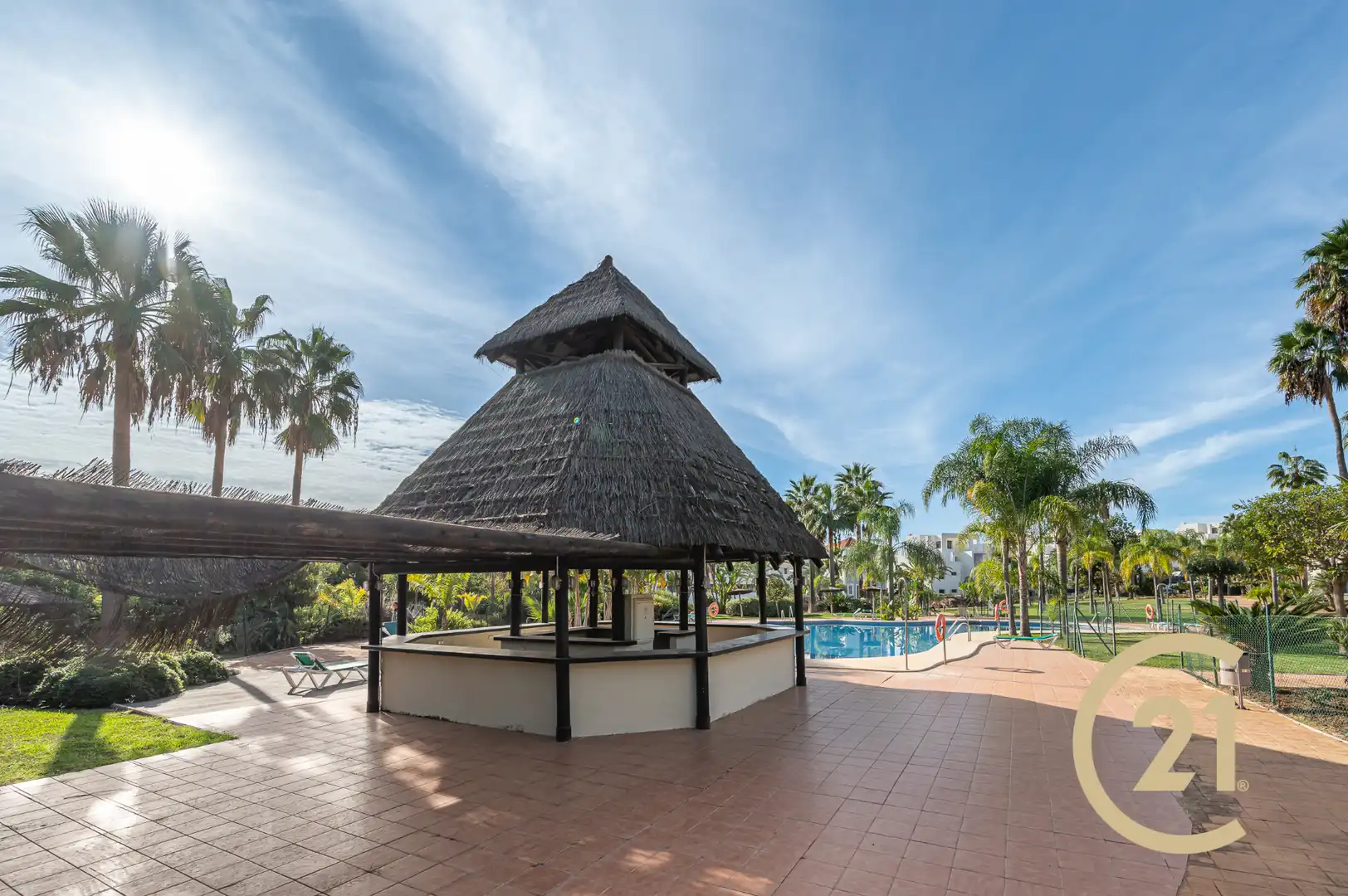 Piscina de Dúplex en venda en Estepona amb Aire condicionat, Terrassa i Moblat