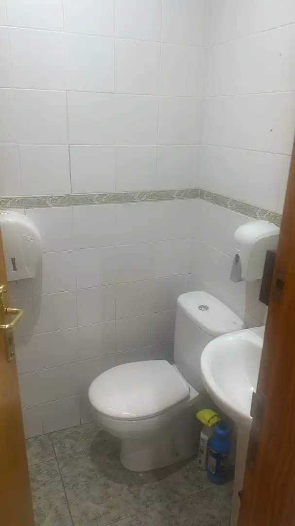 Badezimmer von Geschaftsraum zur Miete in Massalavés mit Klimaanlage, Heizung und Terrasse