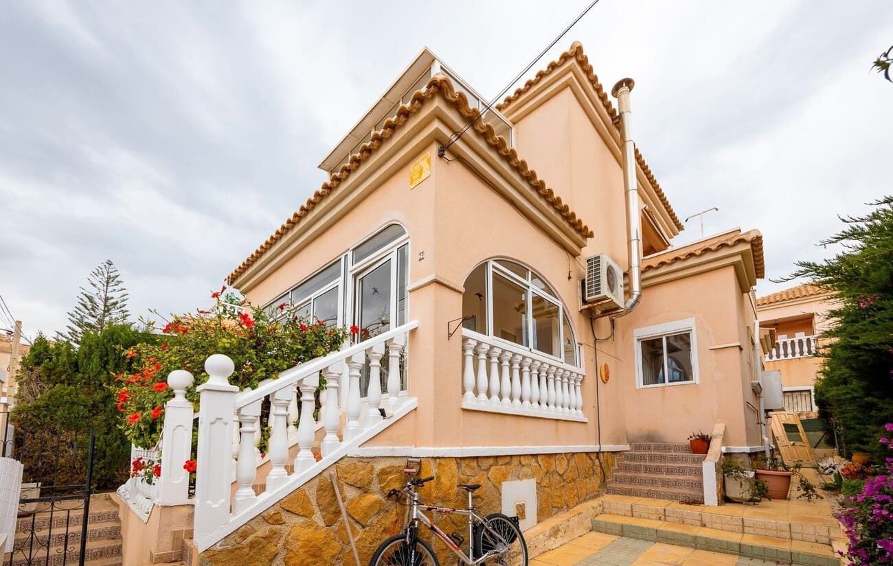 Exterior view of House or chalet for sale in San Miguel de Salinas  with Air Conditioner, Private garden and Terrace