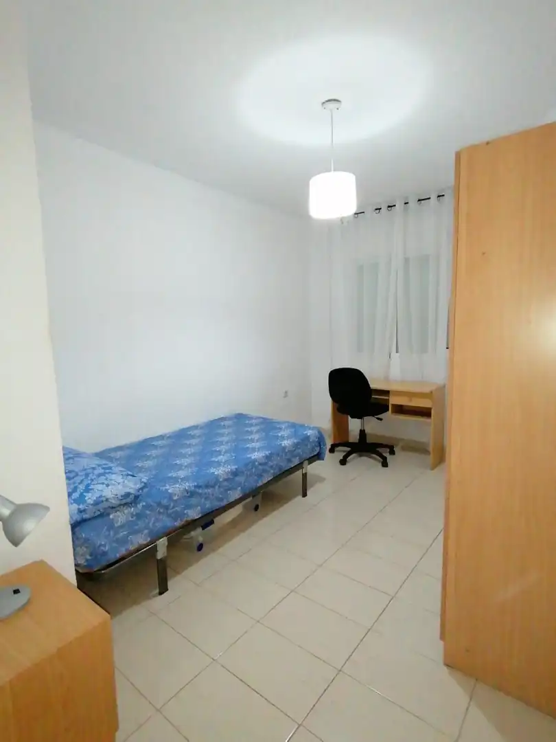 Schlafzimmer von Wohnung zur Miete in Granada mit Möbliert und Waschmaschine
