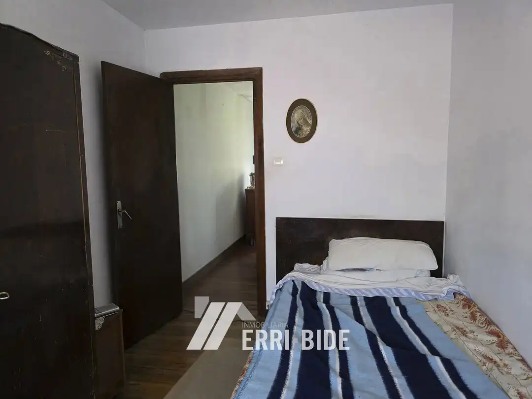 Schlafzimmer von Country house zum Verkauf in Mungia mit Privatgarten, Abstellraum und Balkon