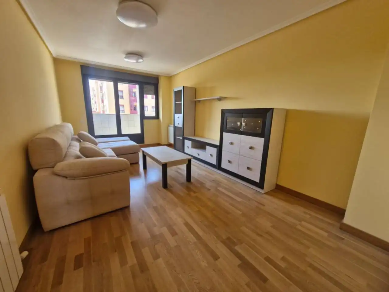 Sala de estar de Piso de alquiler en  Logroño con Calefacción, Parquet y Terraza