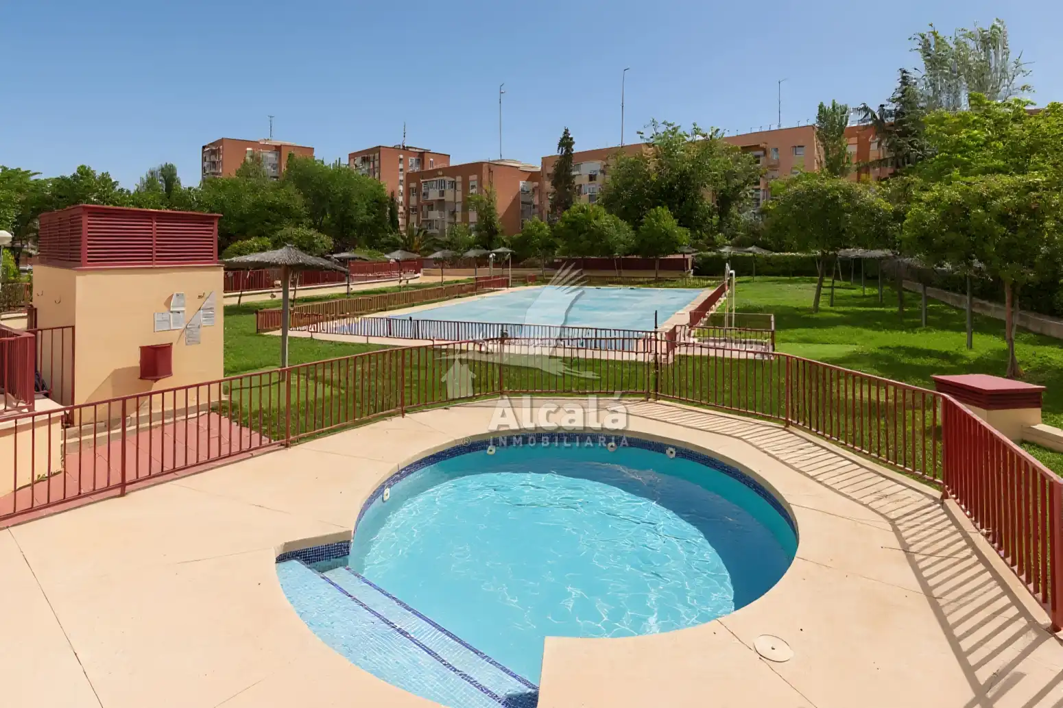 Piscina de Piso en venta en  Madrid Capital con Aire acondicionado, Calefacción y Jardín privado