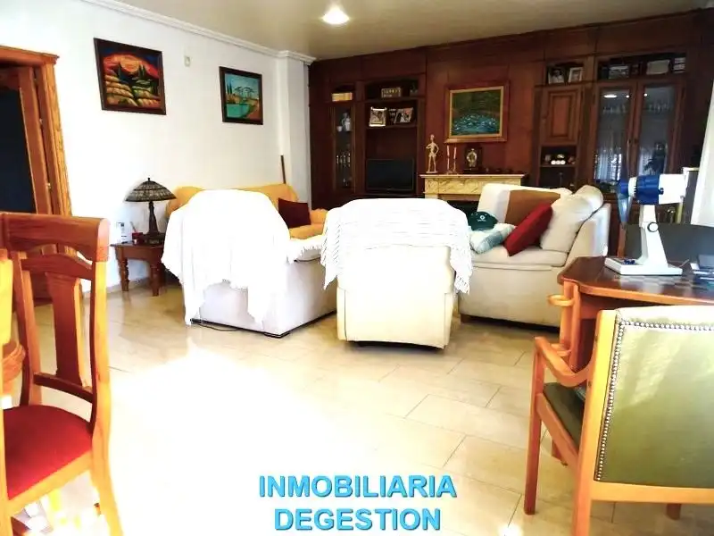Sala d'estar de Casa o xalet en venda en Linares amb Aire condicionat, Calefacció i Jardí privat