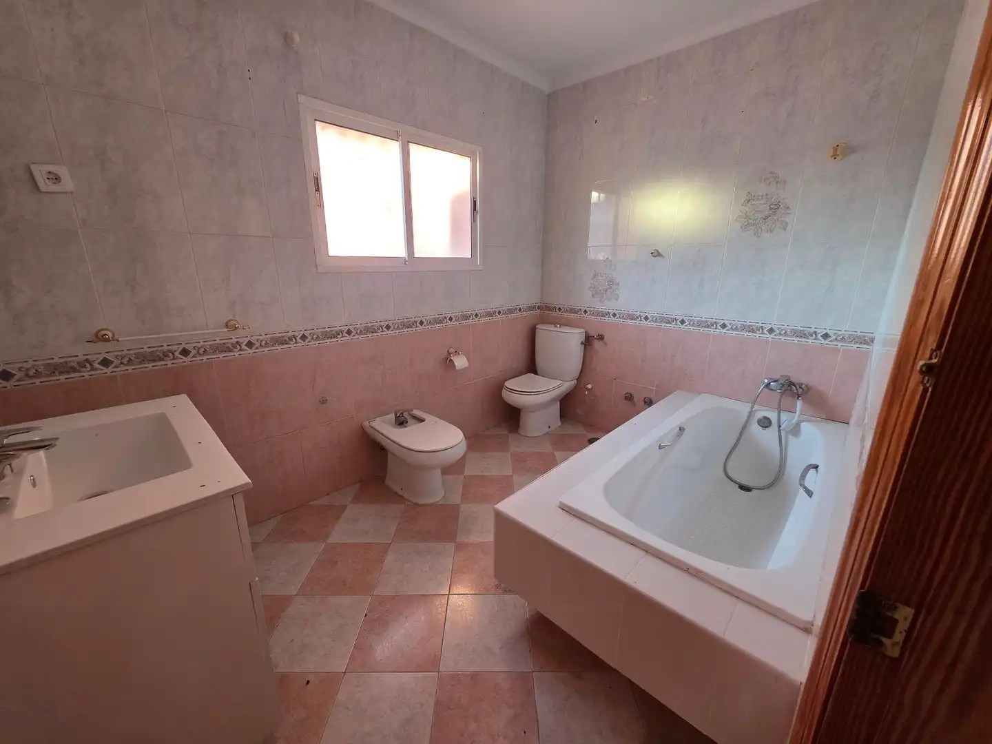 Bany de Casa o xalet en venda en Alhaurín de la Torre amb Aire condicionat, Calefacció i Jardí privat