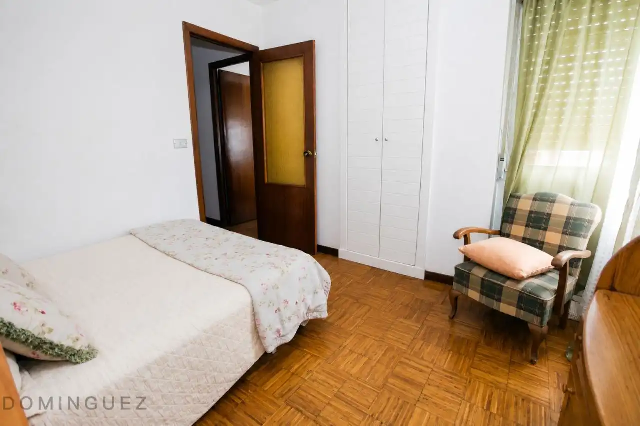 Dormitori de Pis en venda en Vigo  amb Calefacció, Parquet i Traster