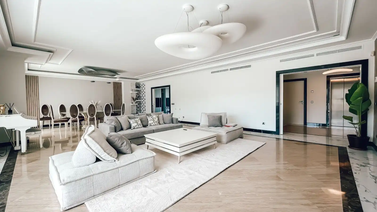 Sala d'estar de Àtic de lloguer en Marbella amb Aire condicionat, Terrassa i Moblat