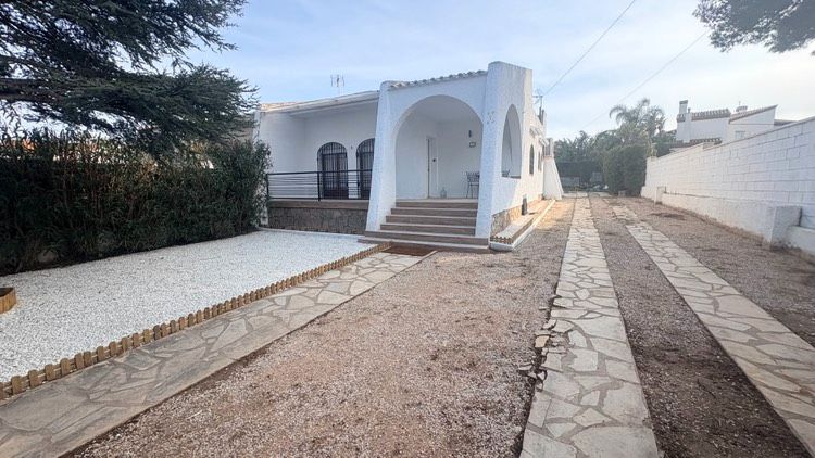 Vista exterior de Casa o xalet en venda en Mont-roig del Camp amb Aire condicionat, Jardí privat i Traster
