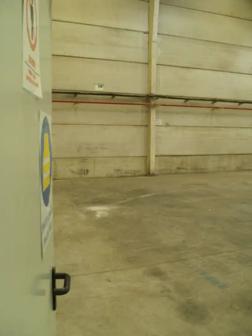 Parkplatz von Fabrikhallen zur Miete in Alcalá de Guadaira