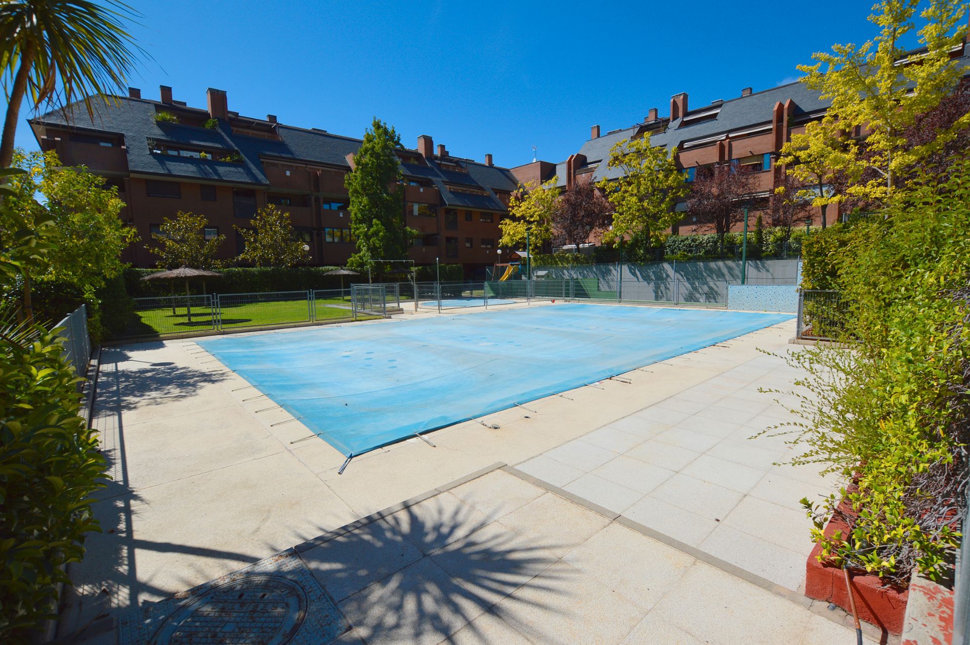 Swimming pool of Flat for sale in Pozuelo de Alarcón  with Air Conditioner, Heating and Parquet flooring