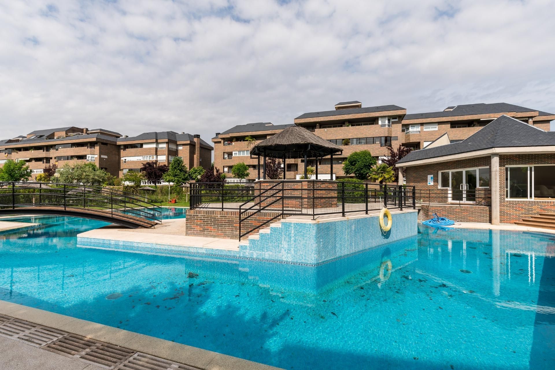 Piscina de Planta baixa de lloguer en Majadahonda amb Calefacció, Jardí privat i Terrassa
