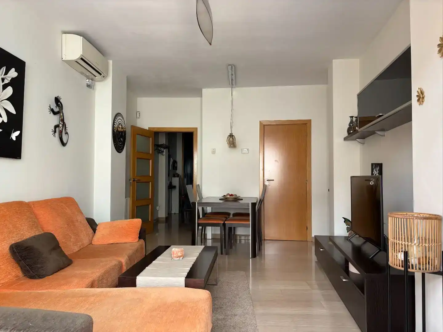 Sala de estar de Casa adosada en venta en Cornellà de Llobregat con Aire acondicionado, Jardín privado y Parquet