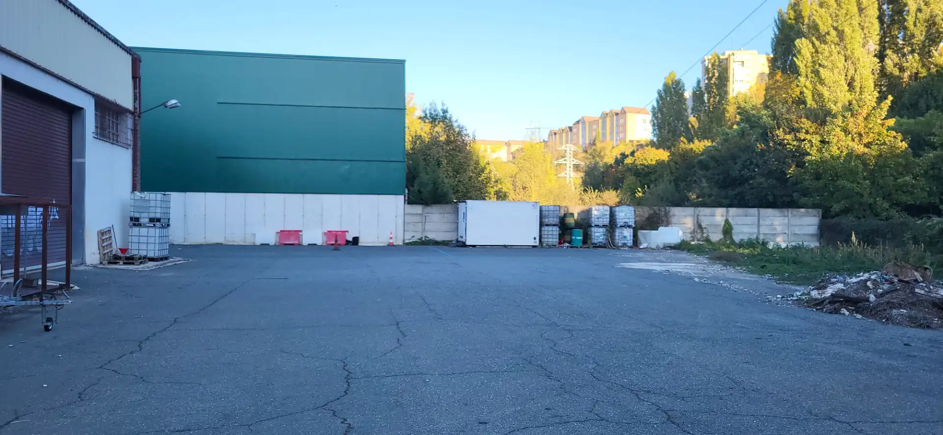 Vista exterior de Nave industrial en venta en  Pamplona / Iruña con Alarma