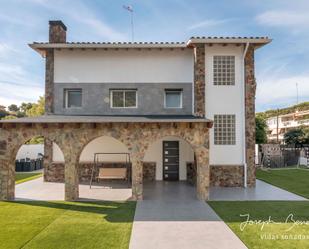 Vista exterior de Casa o xalet de lloguer en Castelldefels amb Aire condicionat, Terrassa i Piscina