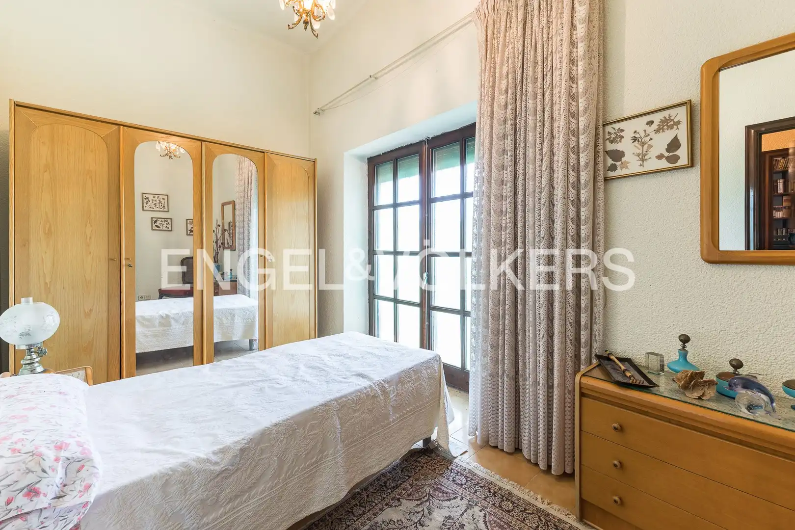 Schlafzimmer von Country house zum Verkauf in Barcelona mit Heizung, Parkett und Terrasse
