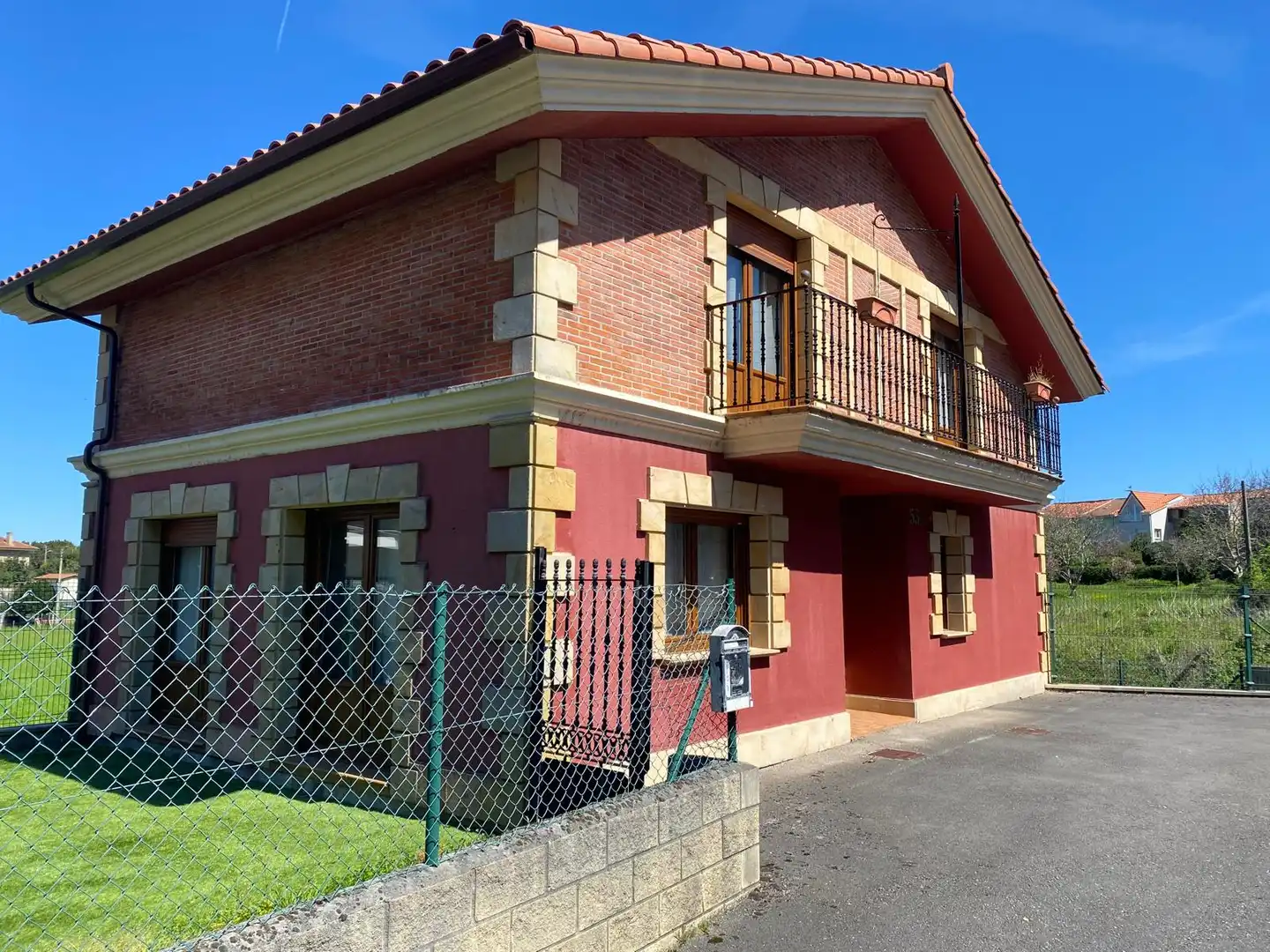 Vista exterior de Casa o xalet en venda en Castro-Urdiales amb Calefacció, Jardí privat i Terrassa