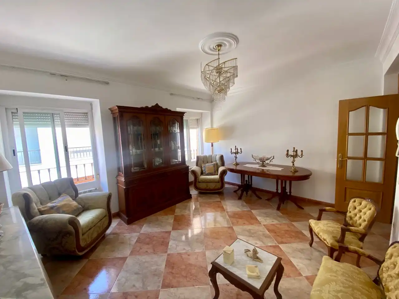 Sala d'estar de Casa adosada en venda en Calzada de Calatrava amb Aire condicionat, Terrassa i Moblat