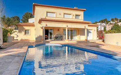 Vista exterior de Casa o xalet en venda en Moraira amb Aire condicionat, Terrassa i Piscina