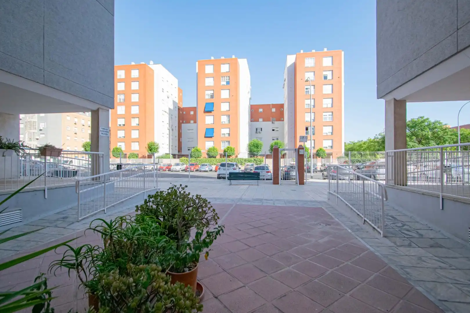 Außenansicht von Wohnung zum Verkauf in Sevilla mit Klimaanlage und Abstellraum