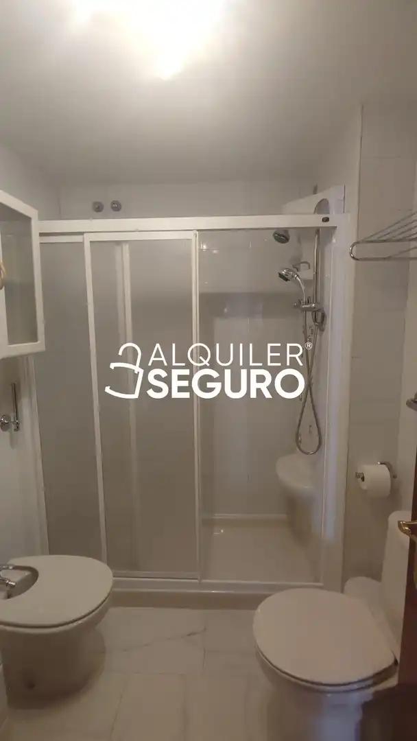 Bathroom of Flat for rent in Madrid  with Air Conditioner, Heating and Terrace