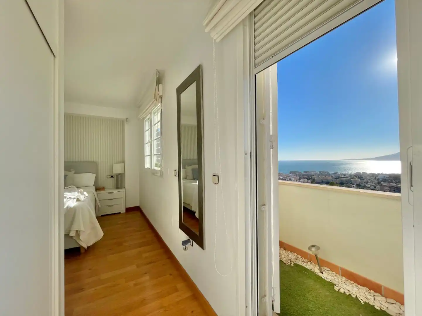 Schlafzimmer von Einfamilien-Reihenhaus zum Verkauf in Málaga mit Klimaanlage, Heizung und Privatgarten