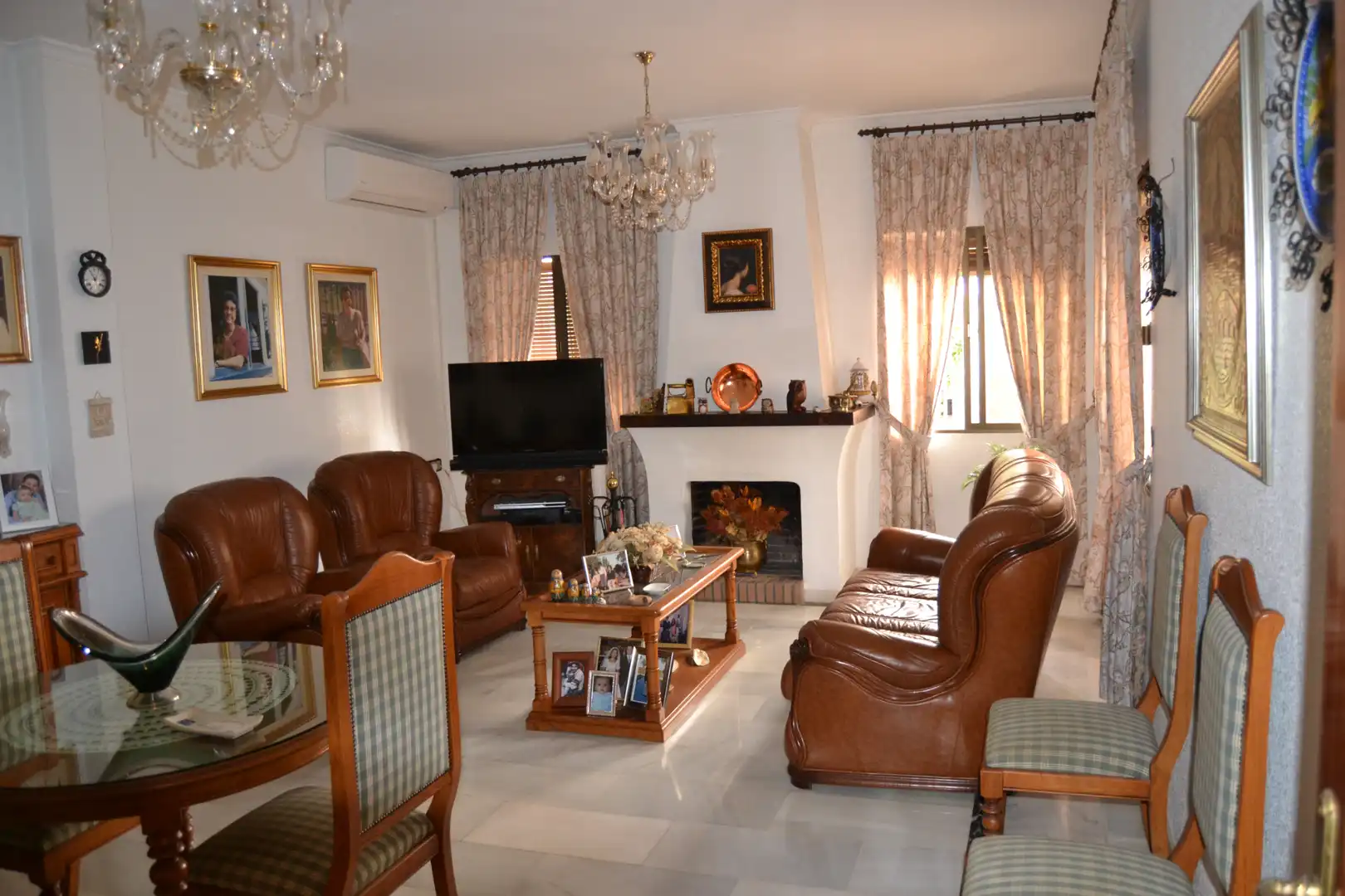 Sala d'estar de Casa o xalet en venda en Córdoba amb Aire condicionat, Calefacció i Jardí privat