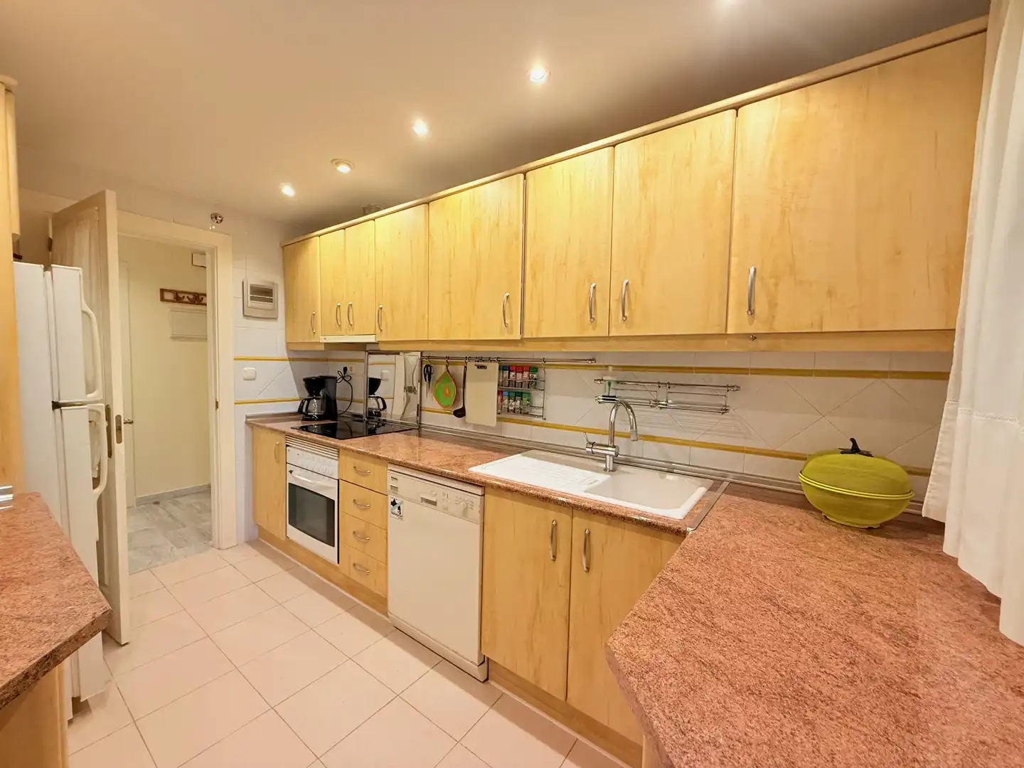Cocina de Apartamento de alquiler en Marbella con Piscina y Piscina comunitaria