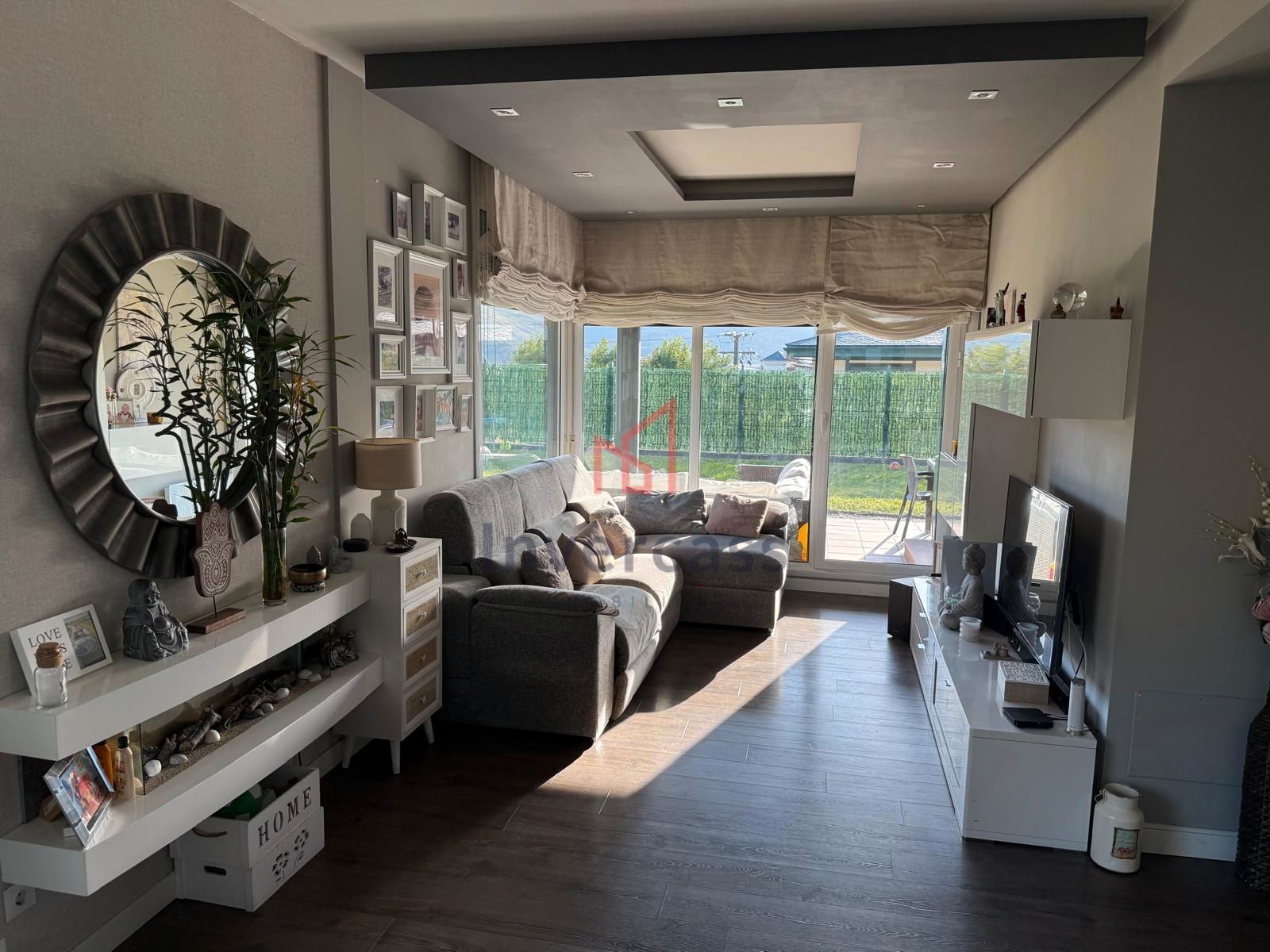 Sala d'estar de Casa o xalet en venda en Castro-Urdiales amb Calefacció, Jardí privat i Terrassa
