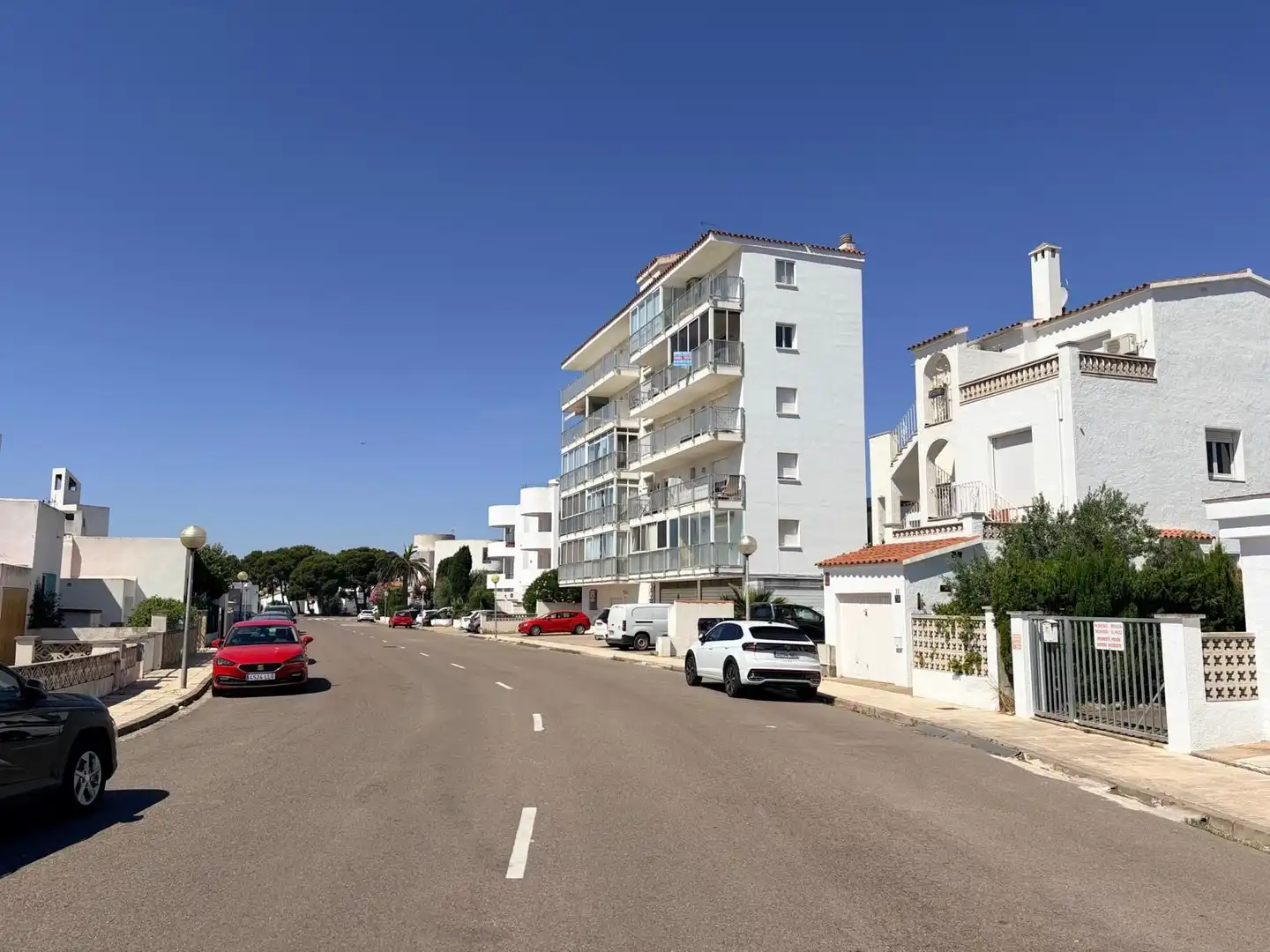 Vista exterior de Estudi en venda en Roses amb Calefacció, Terrassa i Moblat