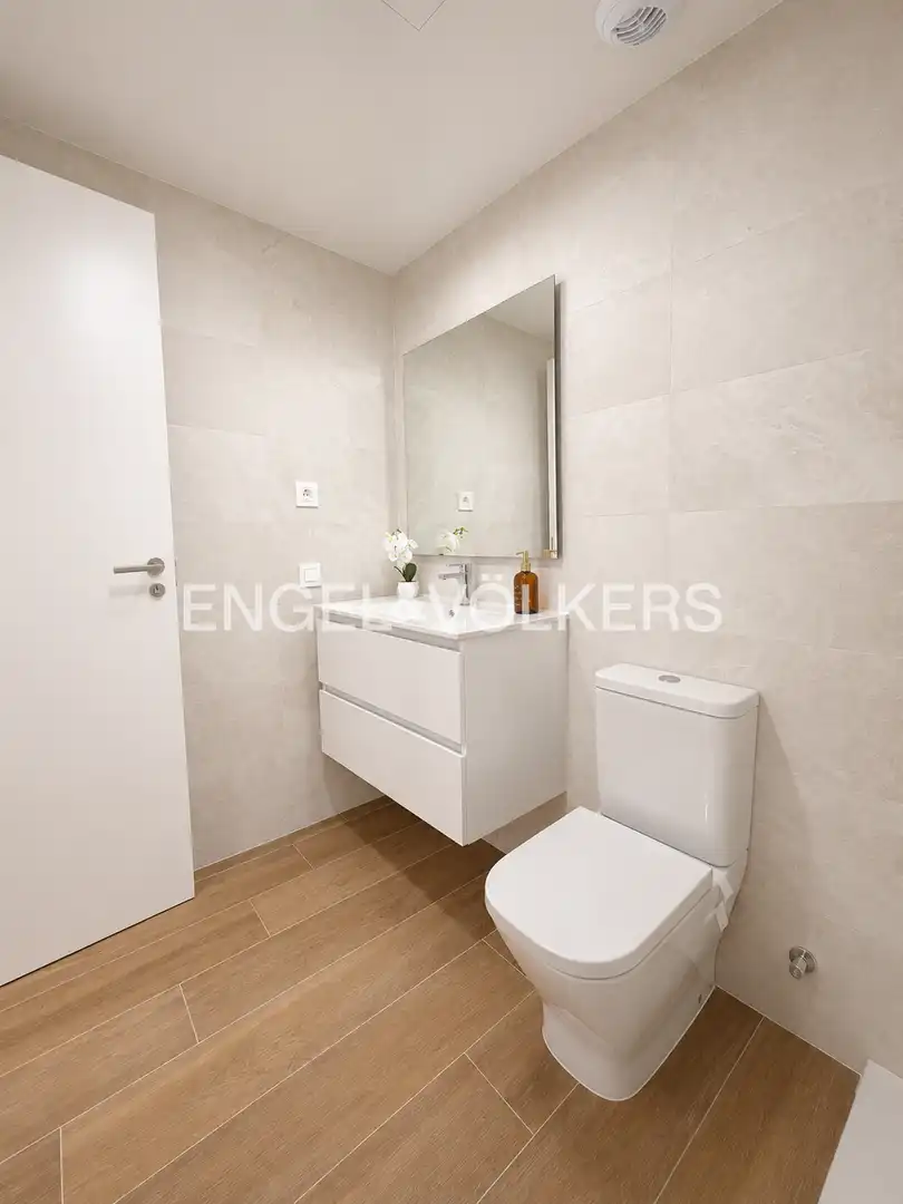 Bathroom of Flat for rent in Valencia  with Air Conditioner, Heating and Private garden