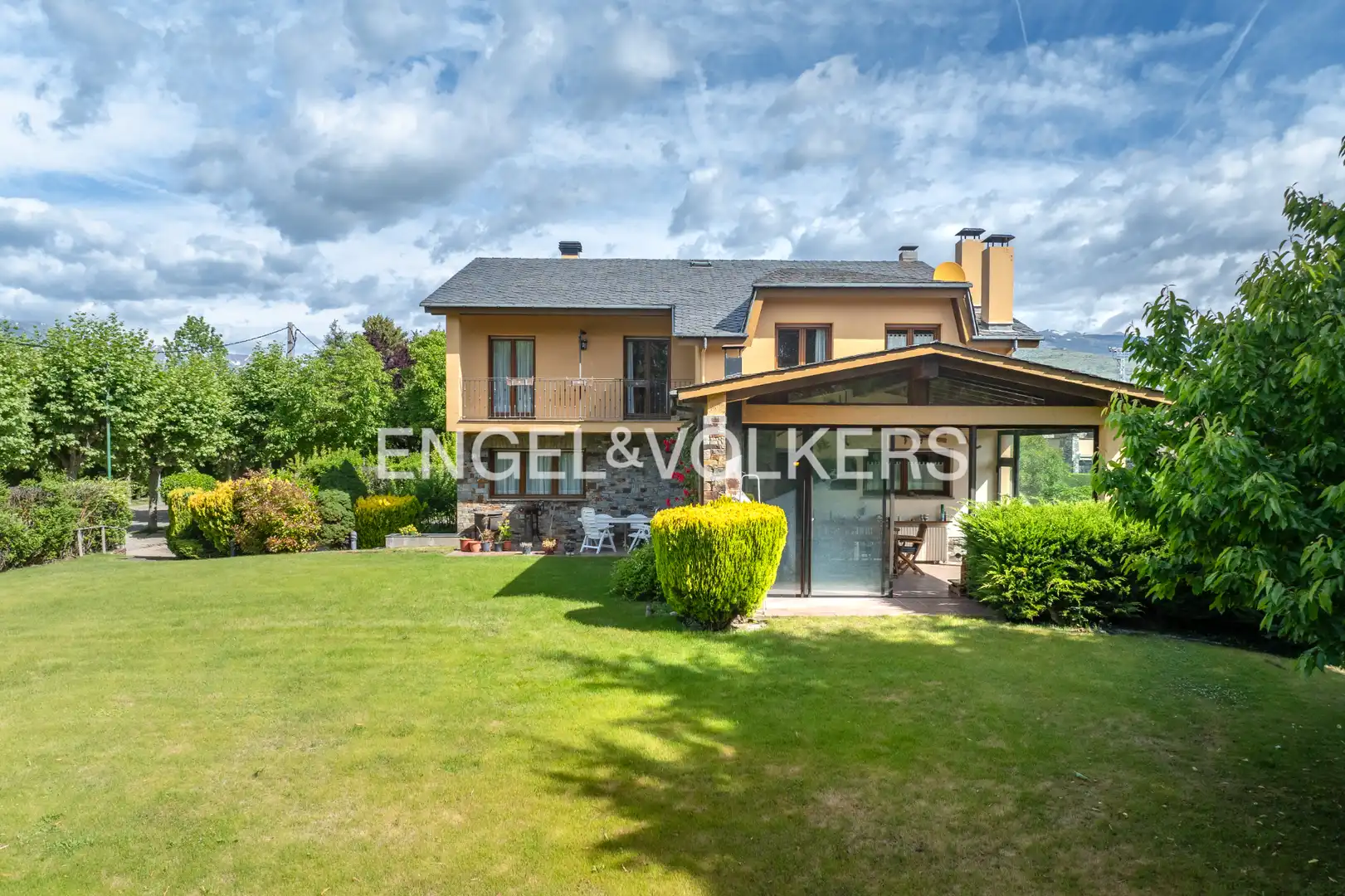 Vista exterior de Casa o chalet en venta en Puigcerdà con Calefacción, Jardín privado y Parquet