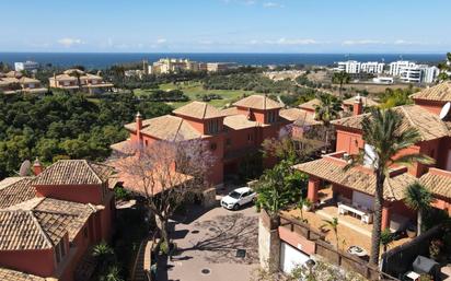 Vista exterior de Casa adosada en venda en Marbella amb Aire condicionat, Terrassa i Piscina