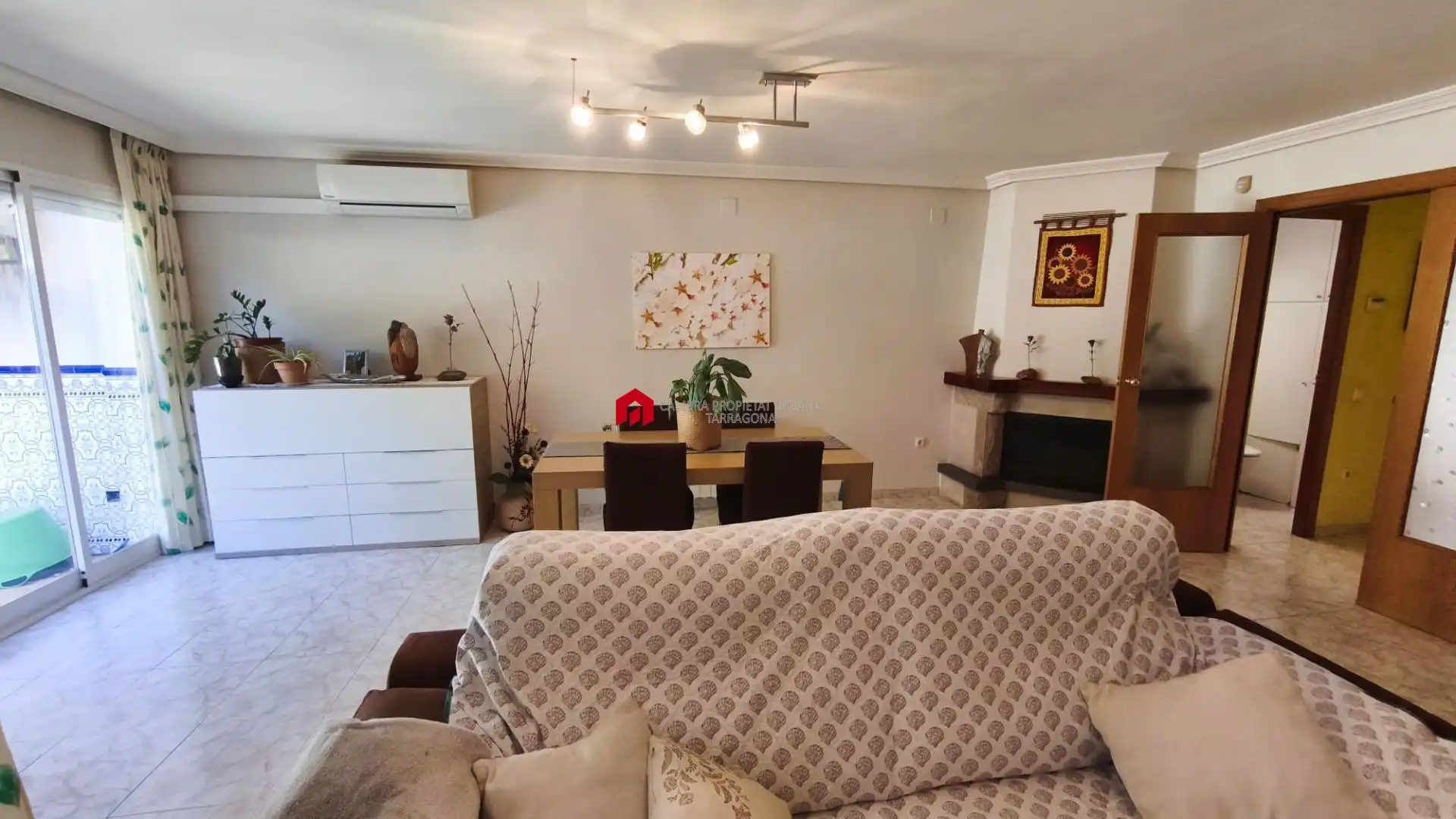 Wohnzimmer von Einfamilien-Reihenhaus zum Verkauf in Roquetes mit Klimaanlage, Heizung und Privatgarten