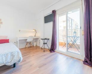 Bedroom of Flat to share in  Valencia Capital  with Washing machine, TV and Internet