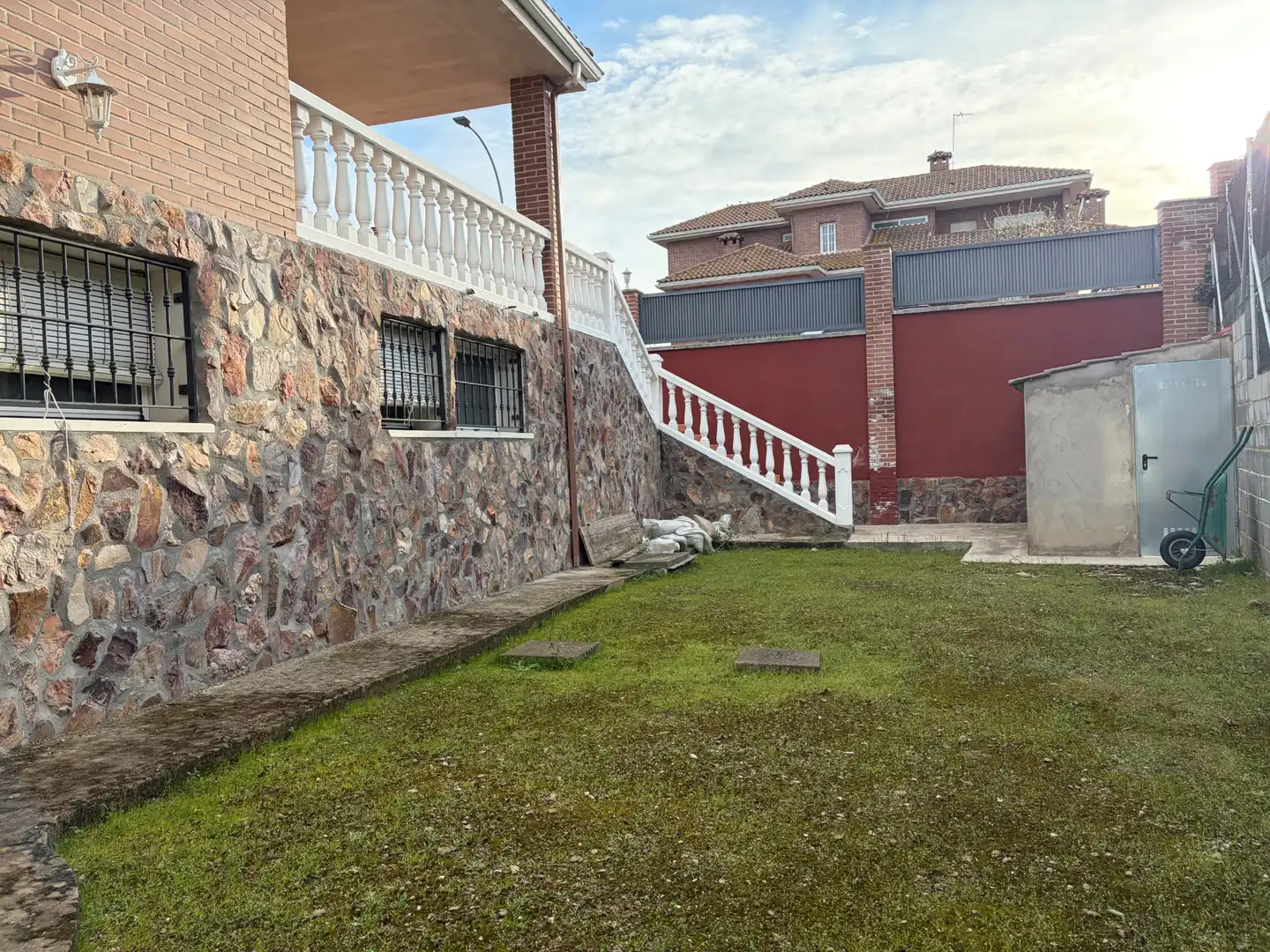 Vista exterior de Casa o xalet en venda en Villalbilla amb Calefacció i Jardí privat