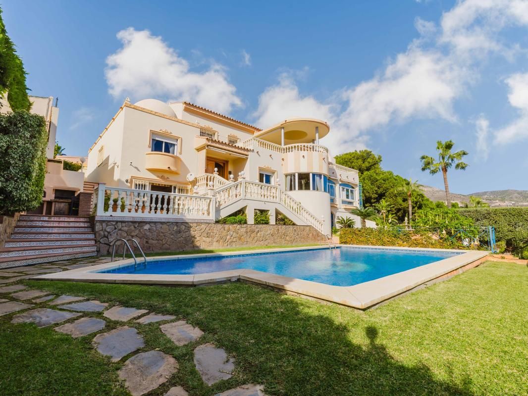 Vista exterior de Casa o xalet en venda en Benalmádena amb Aire condicionat, Jardí privat i Terrassa