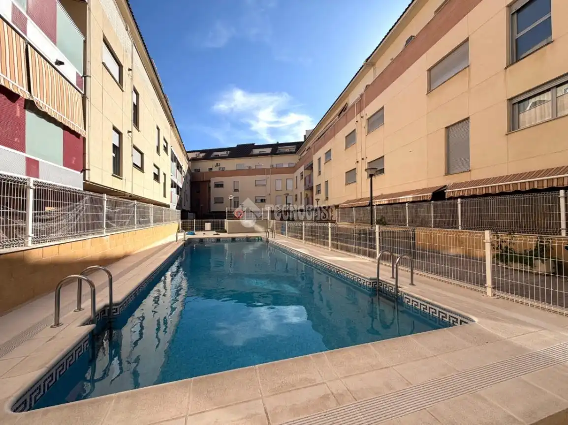 Piscina de Piso en venta en Valdepeñas con Aire acondicionado, Calefacción y Trastero
