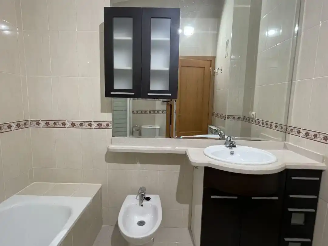 Badezimmer von Dachboden zur Miete in Zaratán mit Schwimmbad
