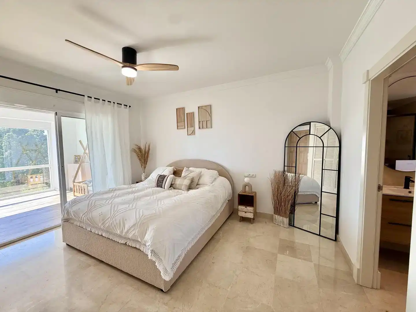 Dormitori de Casa o xalet en venda en Mijas amb Aire condicionat, Piscina i Balcó
