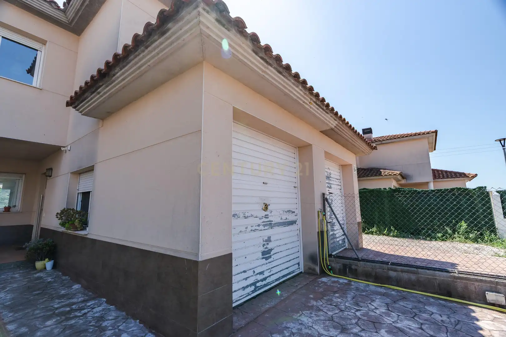 Außenansicht von Einfamilien-Reihenhaus zum Verkauf in Vila-rodona mit Privatgarten und Ofen