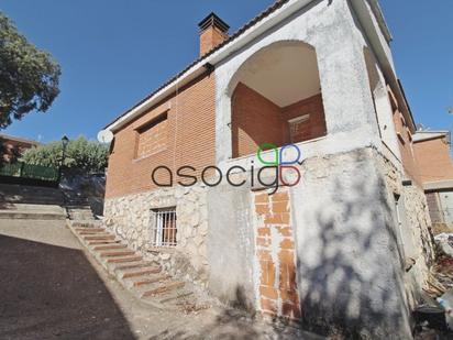 Vista exterior de Casa o xalet en venda en Fuentenovilla amb Terrassa