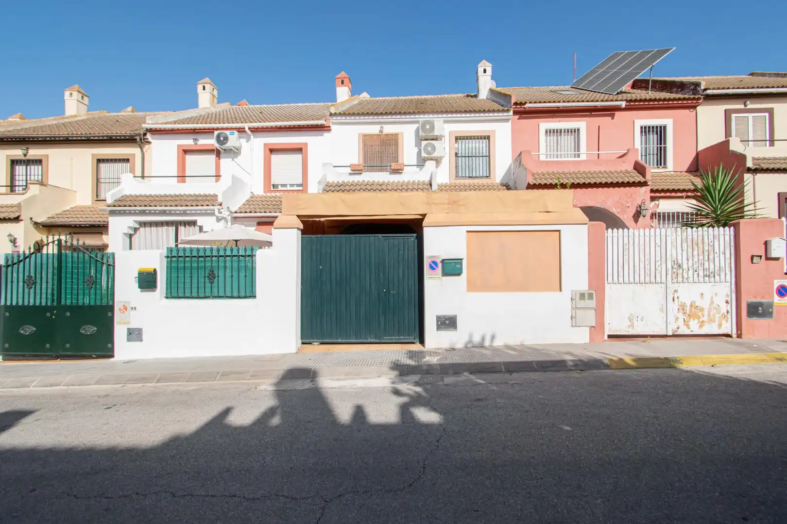 Vista exterior de Casa adosada en venda en Castilleja de la Cuesta amb Aire condicionat, Calefacció i Terrassa