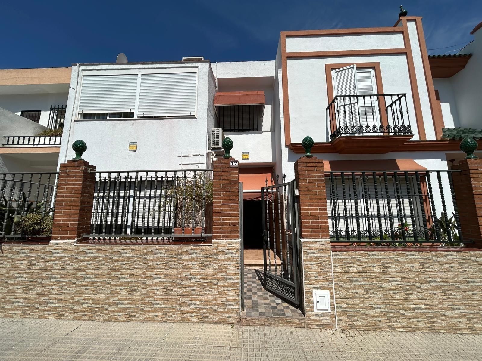 Vista exterior de Casa adosada en venda en San Fernando amb Aire condicionat, Calefacció i Jardí privat