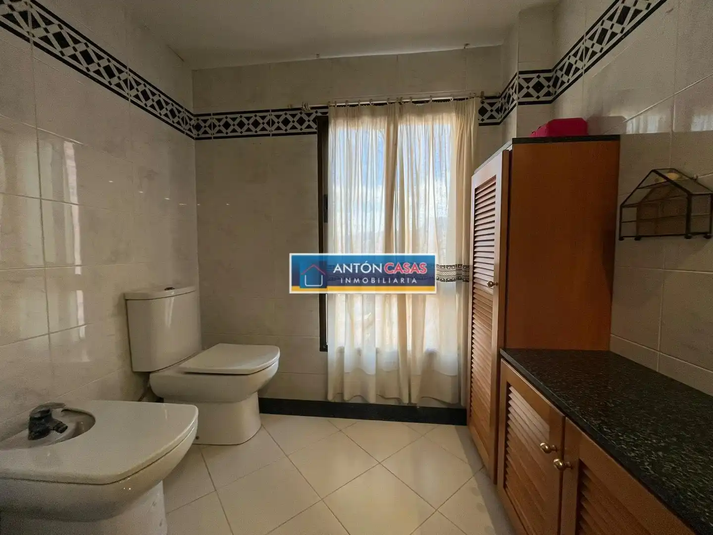 Badezimmer von Dachboden zum Verkauf in Elda mit Balkon und Alarm