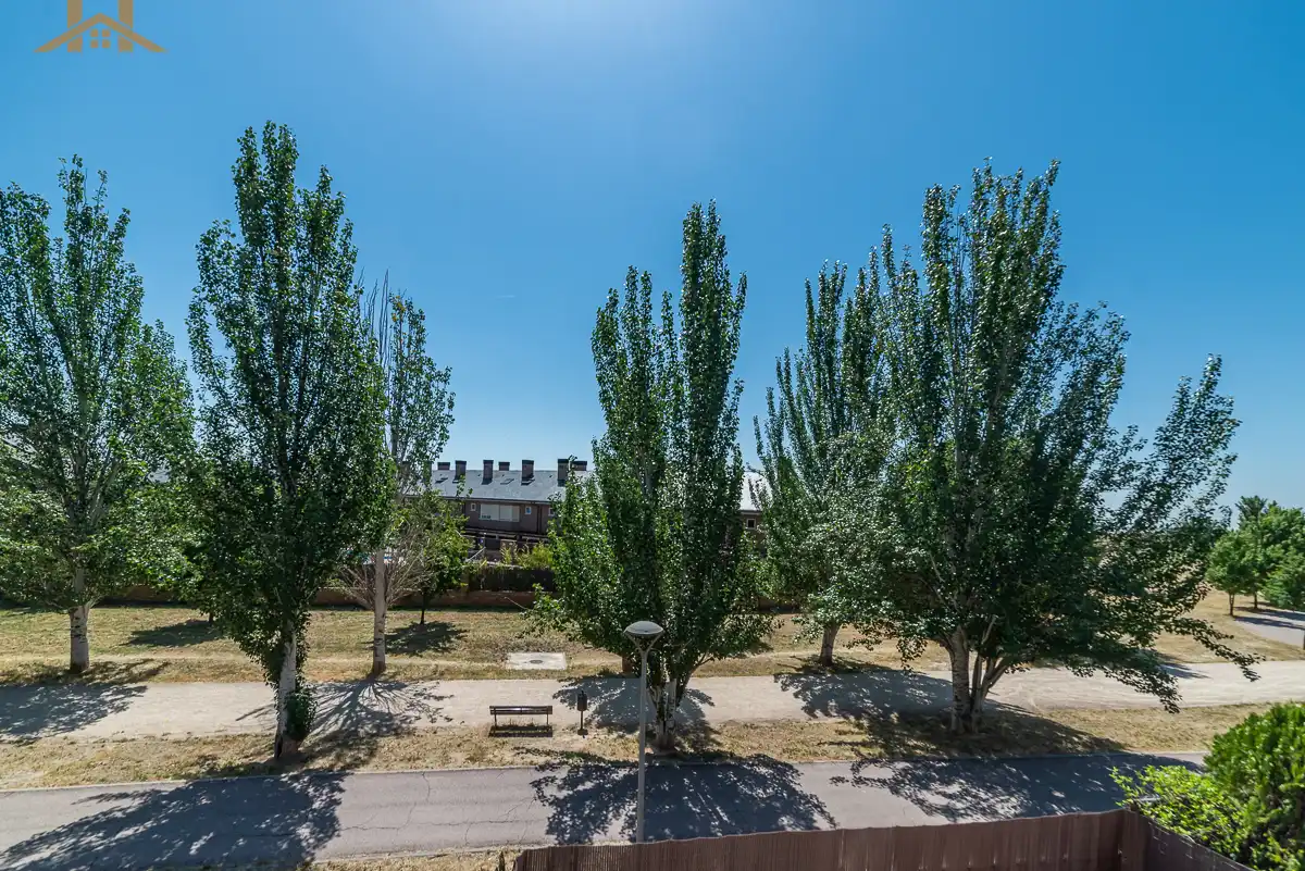 Vista exterior de Casa adosada en venda en Boadilla del Monte amb Aire condicionat, Calefacció i Jardí privat