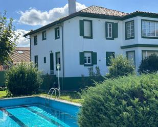 Vista exterior de Casa o xalet en venda en Castrillón amb Calefacció, Jardí privat i Parquet