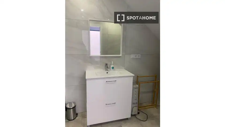 Bathroom of Flat for rent in Valencia  with Air Conditioner, Heating and Furnished