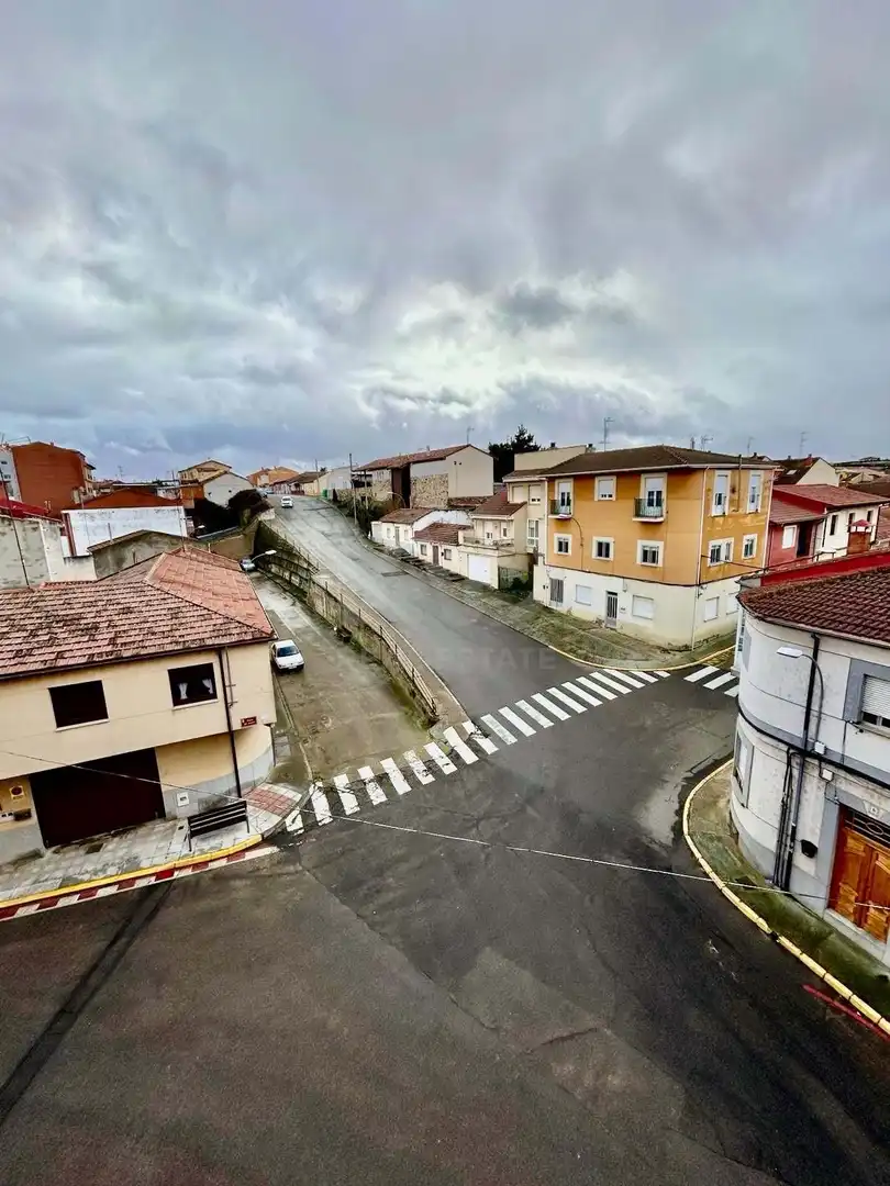 Vista exterior de Piso en venta en La Bañeza  con Calefacción