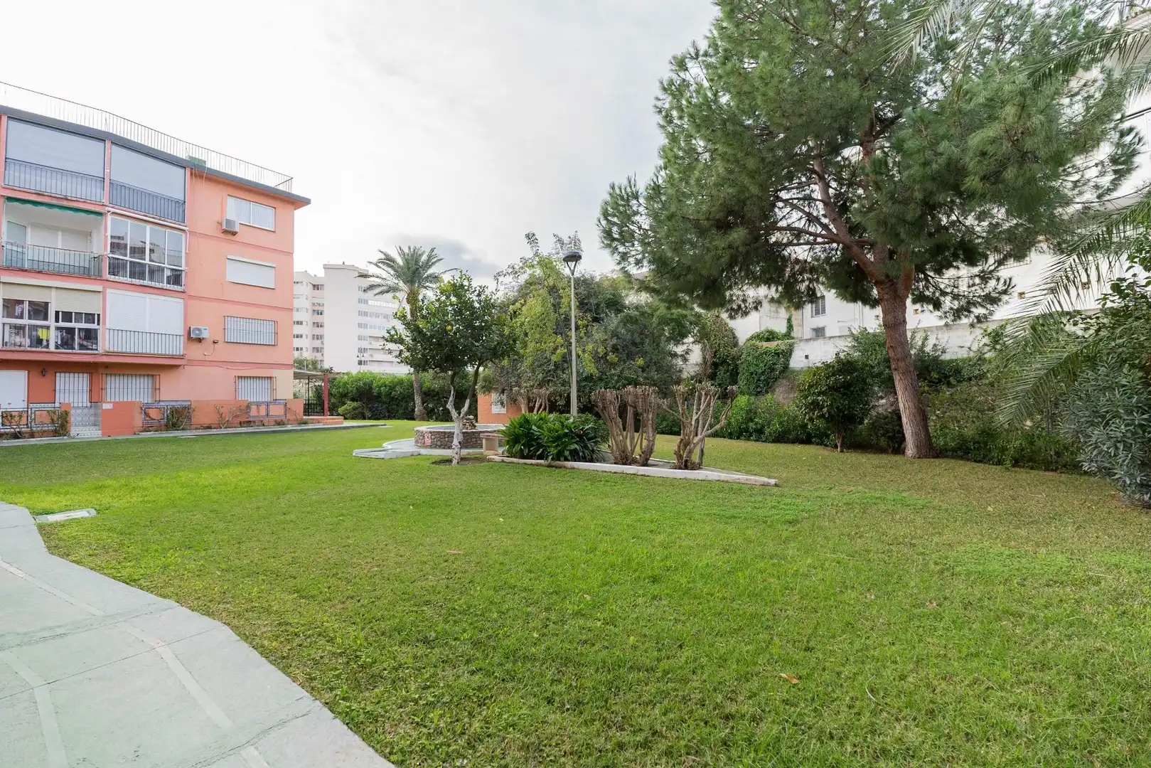 Jardí de Estudi en venda en Fuengirola amb Aire condicionat, Calefacció i Jardí privat