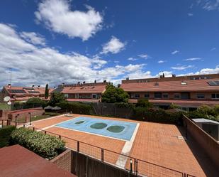 Vista exterior de Casa adosada en venda en Algete amb Aire condicionat, Terrassa i Balcó